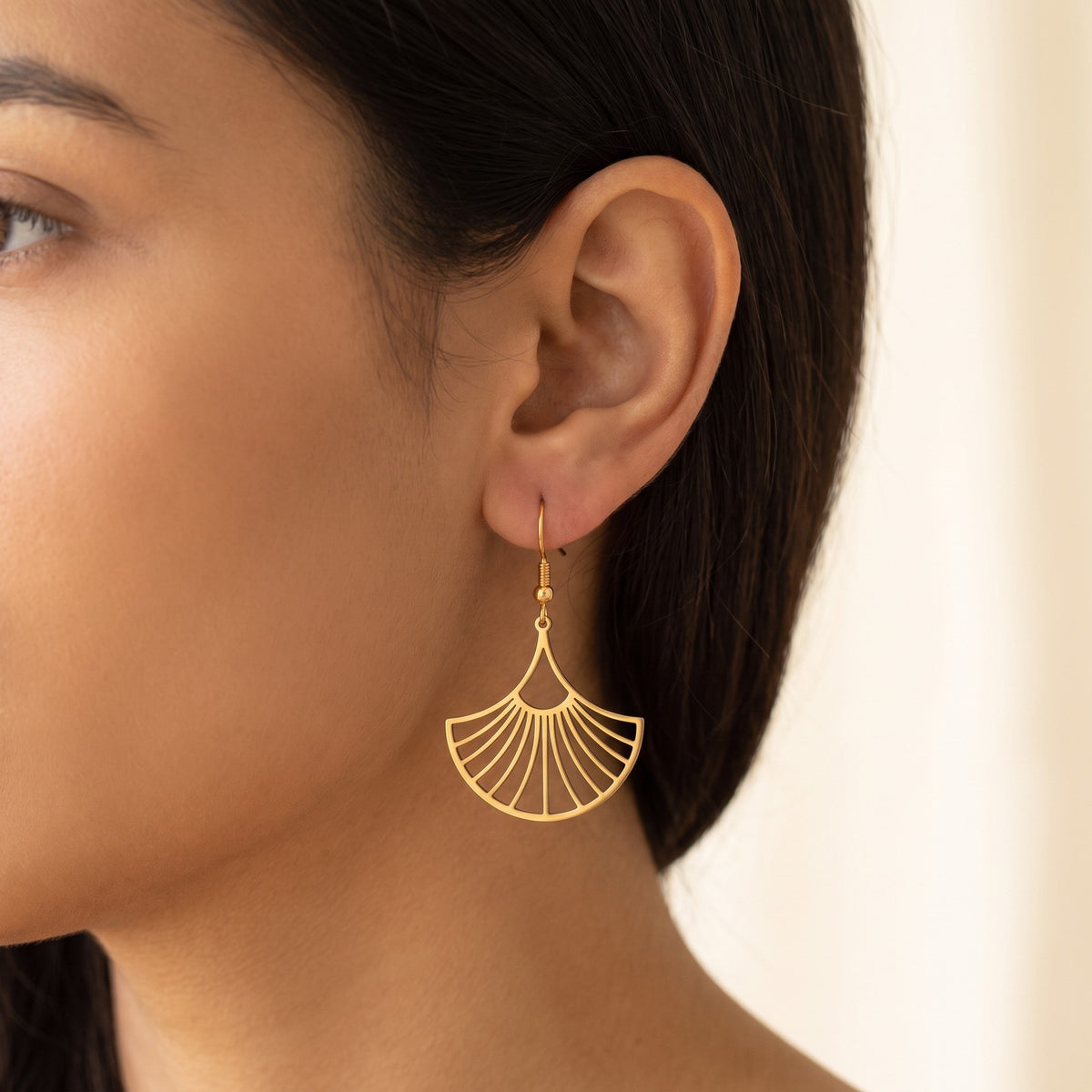 Aretes Abanico dorados puestos