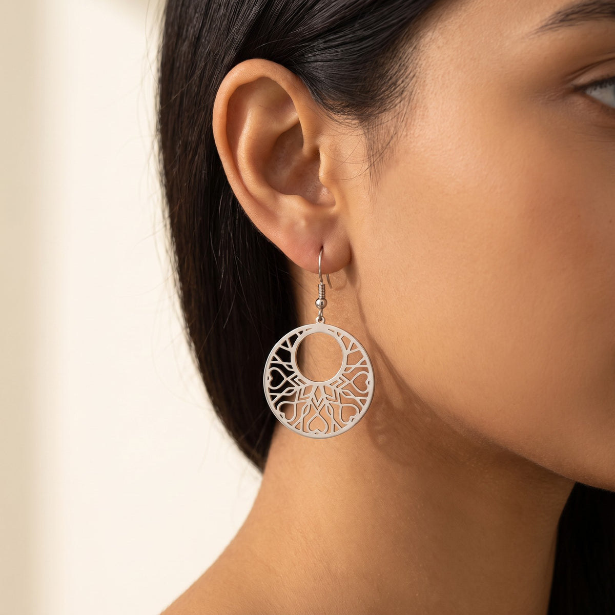 Aretes Aro de filigrana plateados puestos