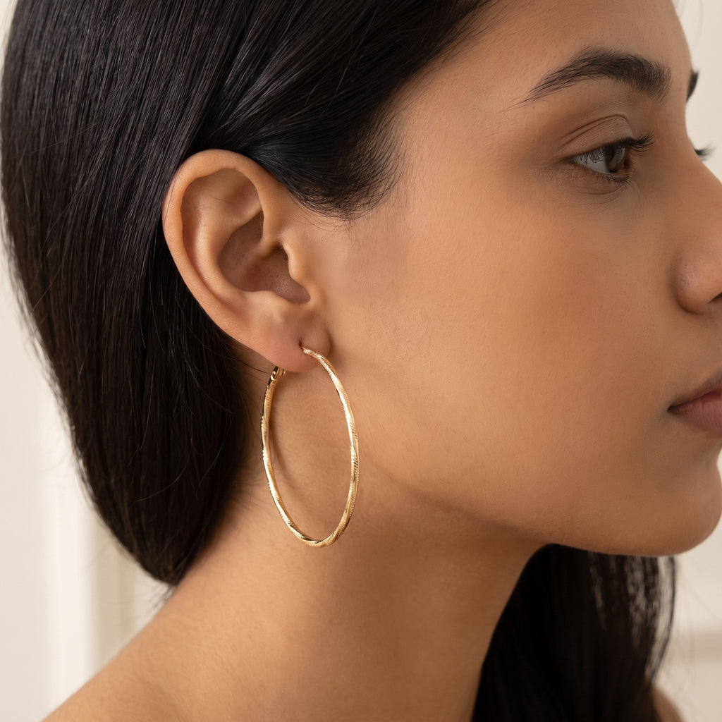 Aretes Arracadas torcidas dorados puestos