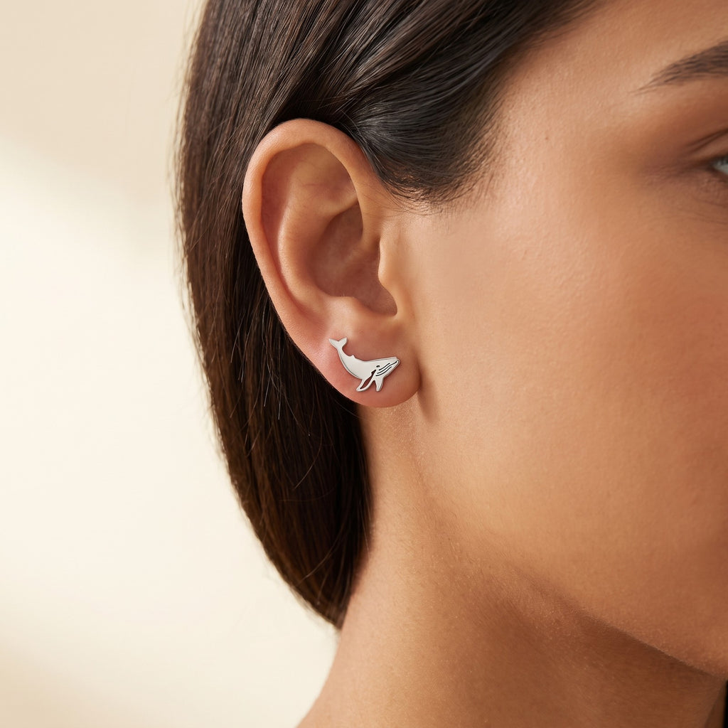 Aretes Ballena jorobada plateados puestos