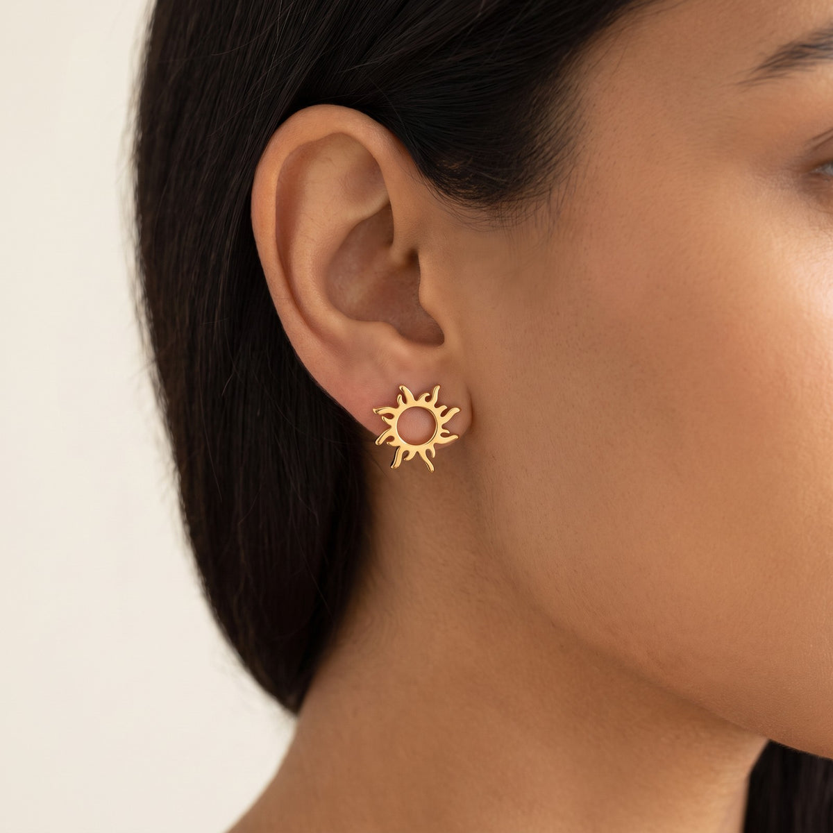 Aretes Broqueles de sol dorados puestos