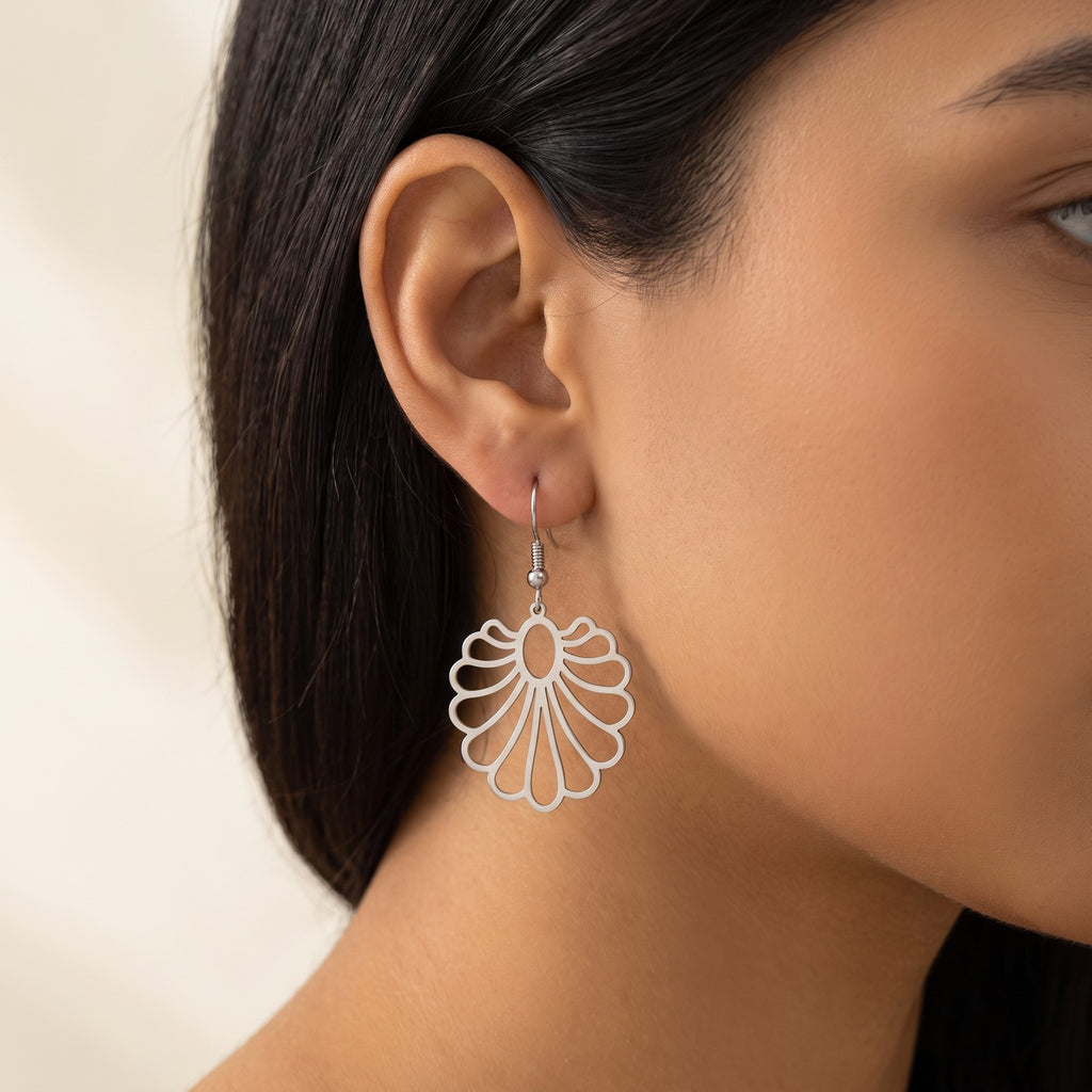Aretes Concha calada plateados puestos