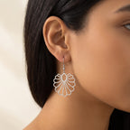 Aretes Concha calada plateados puestos