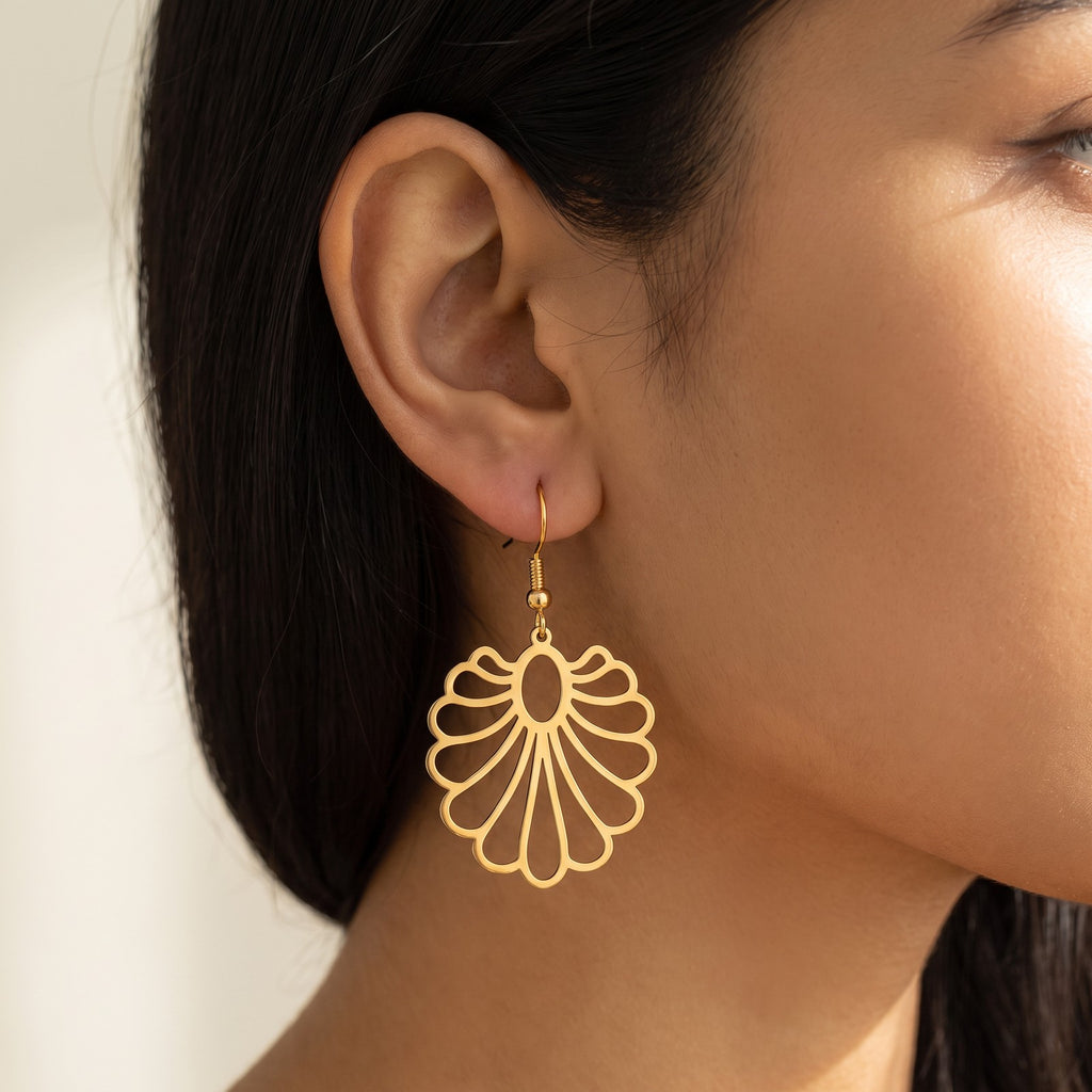Aretes Concha calada dorados puestos