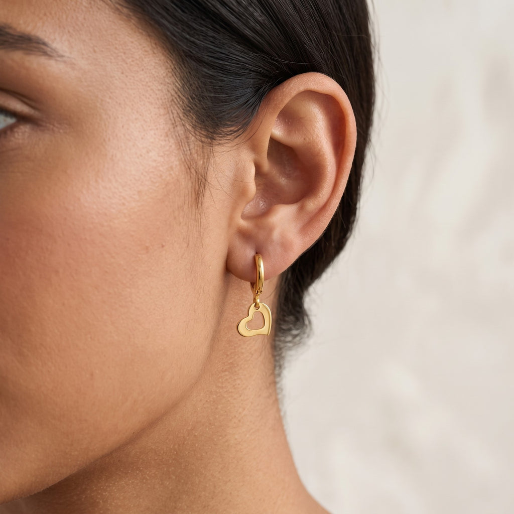 Aretes Corazón abierto dorados puestos