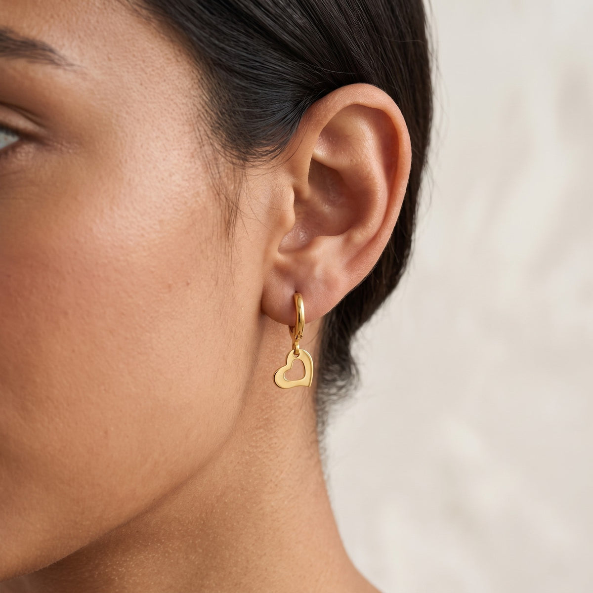 Aretes Corazón abierto dorados puestos