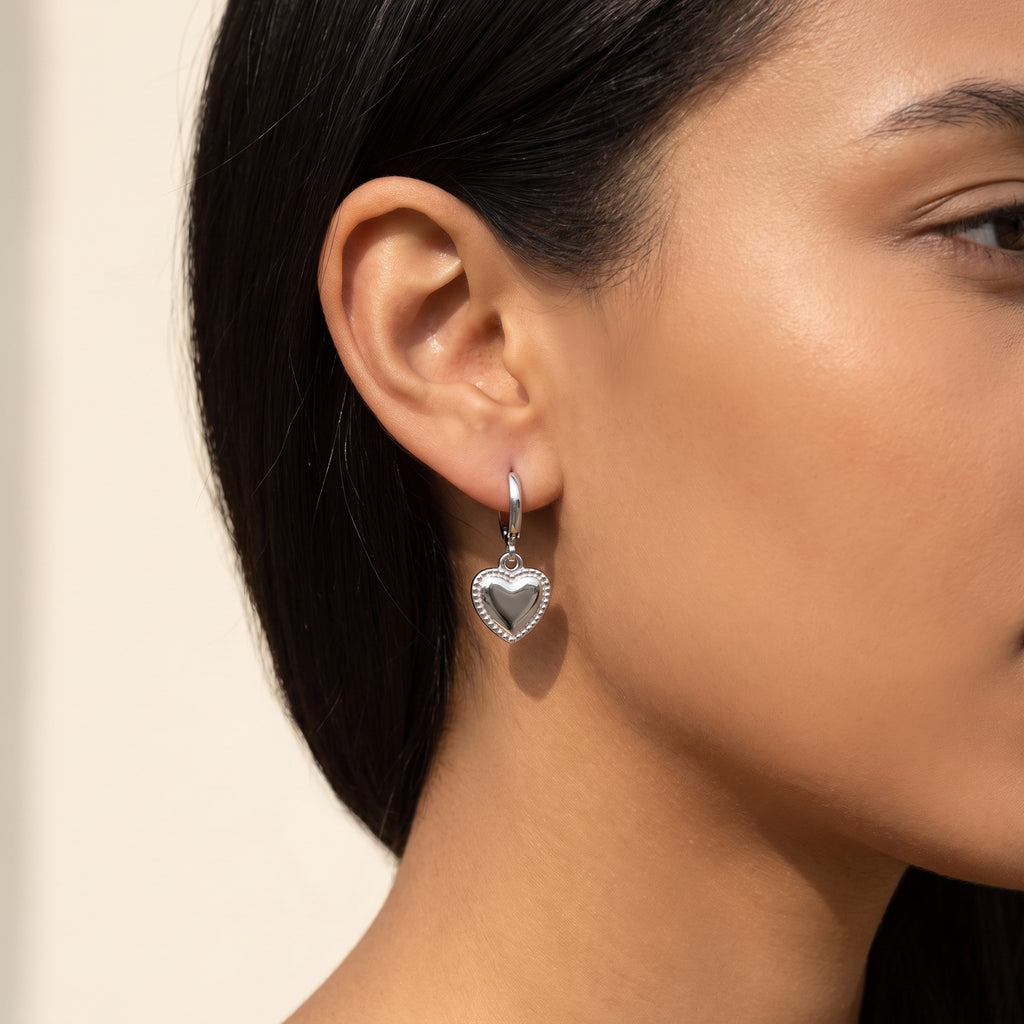 Aretes Corazón acolchado plateados puestos