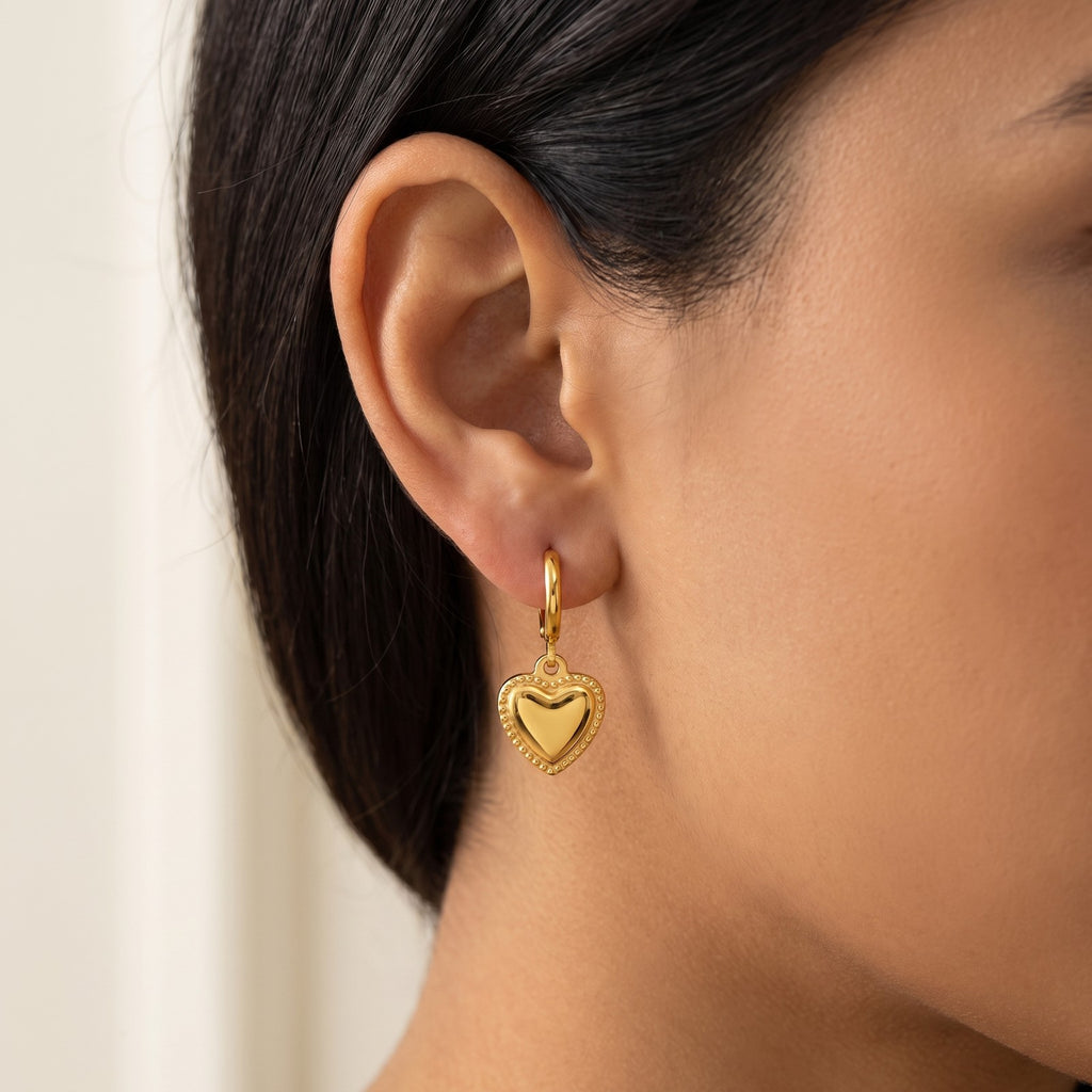 Aretes Corazón acolchado dorados puestos