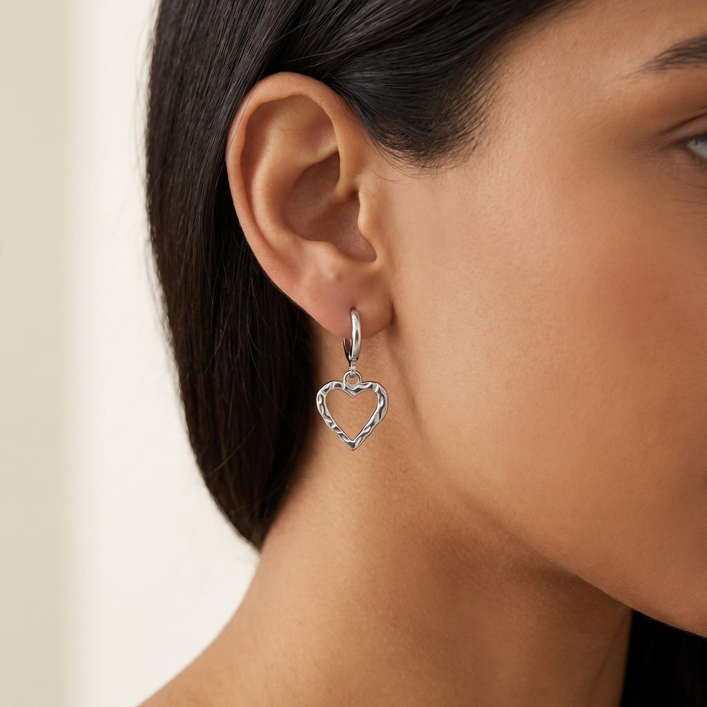 Aretes Corazón calado plateados puestos