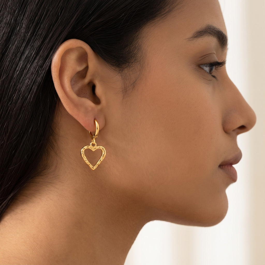 Aretes Corazón calado dorados puestos