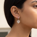 Aretes Corazón con ojo plateados puestos
