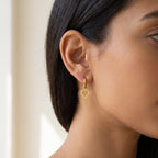 Aretes Corazón de sol dorados puestos