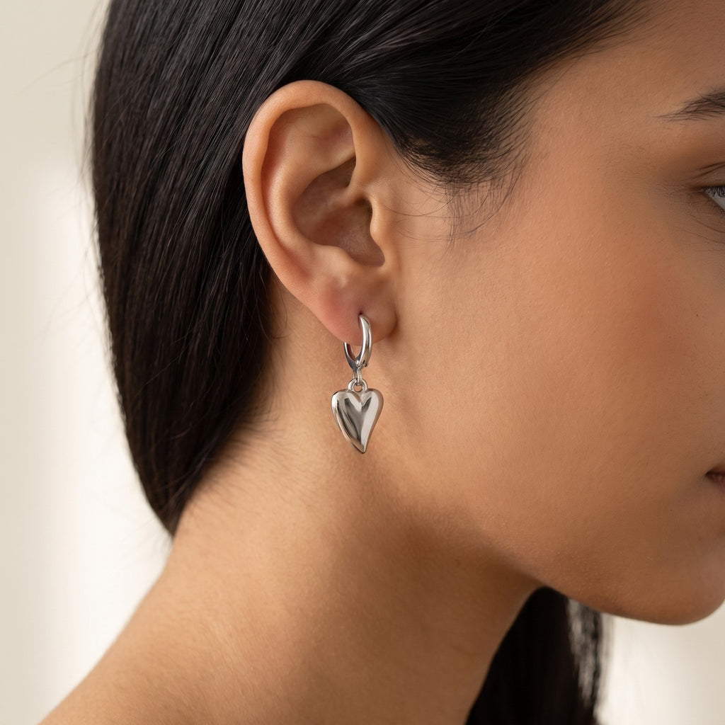 Aretes Corazón plateados puestos