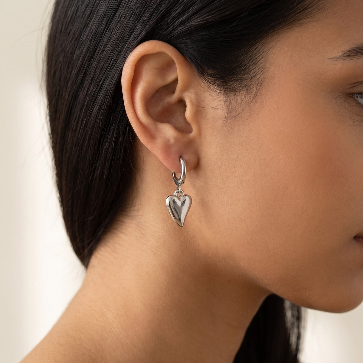 Aretes Corazón plateados puestos
