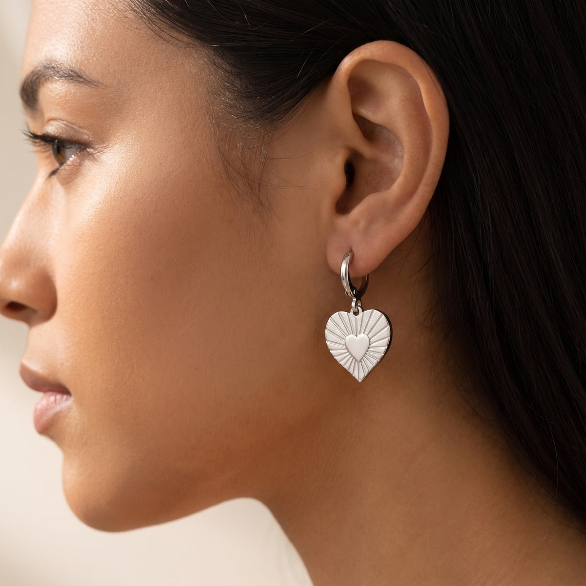 Aretes Corazón radiante plateados puestos