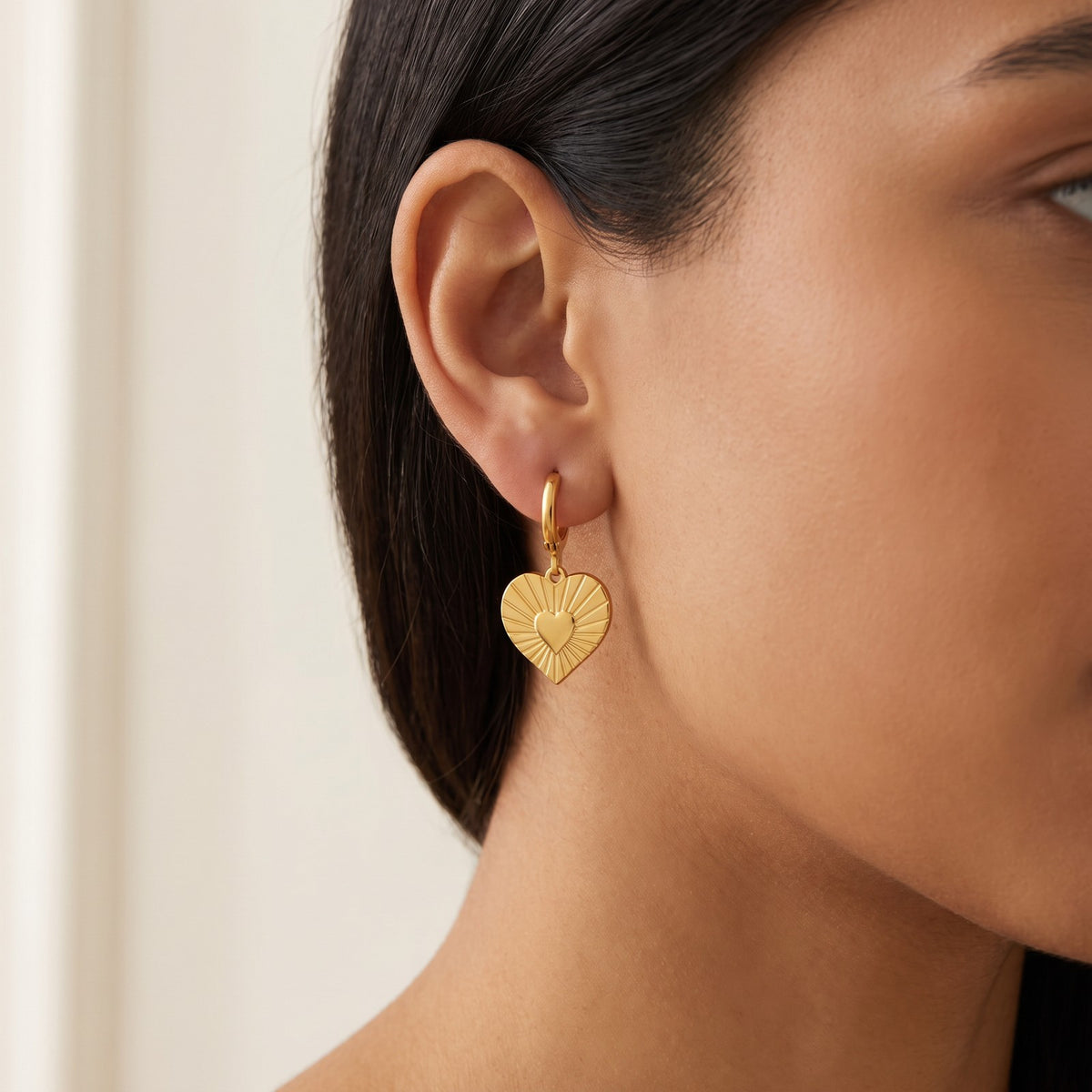 Aretes Corazón radiante dorados puestos