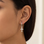 Aretes Cruz plateados puestos