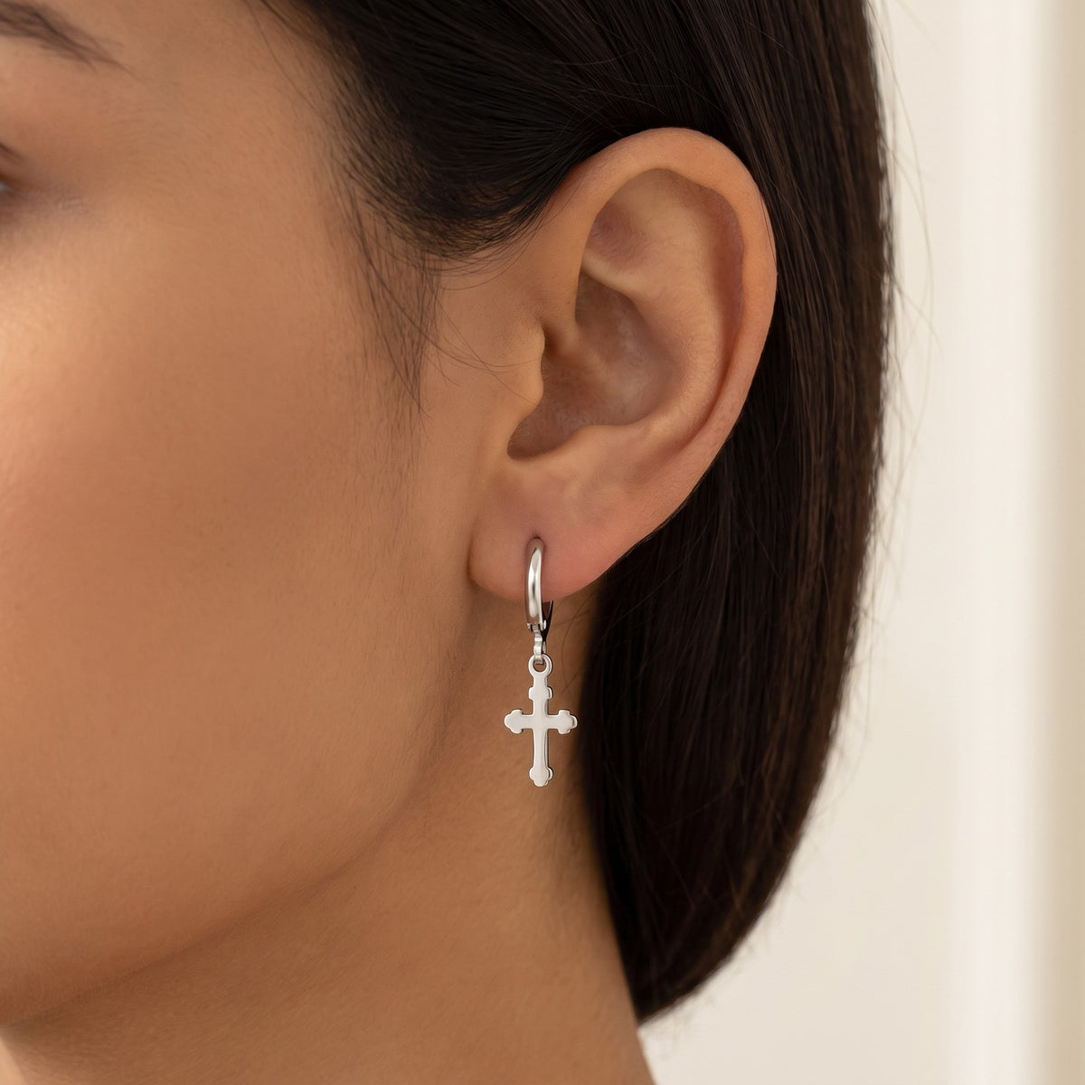 Aretes Cruz plateados puestos