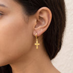 Aretes Cruz dorados puestos