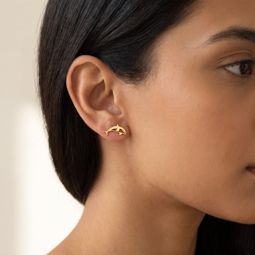 Aretes Delfín dorados puestos