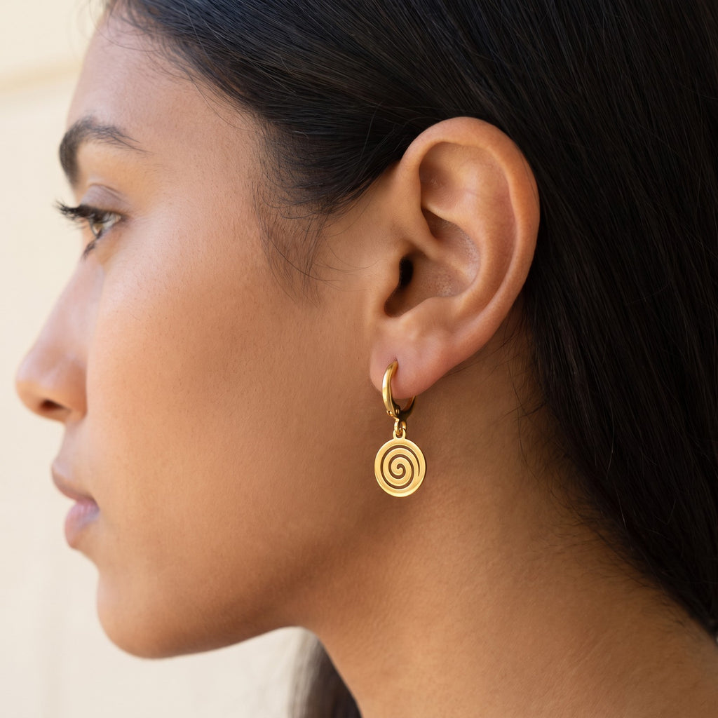 Aretes Espiral dorados puestos