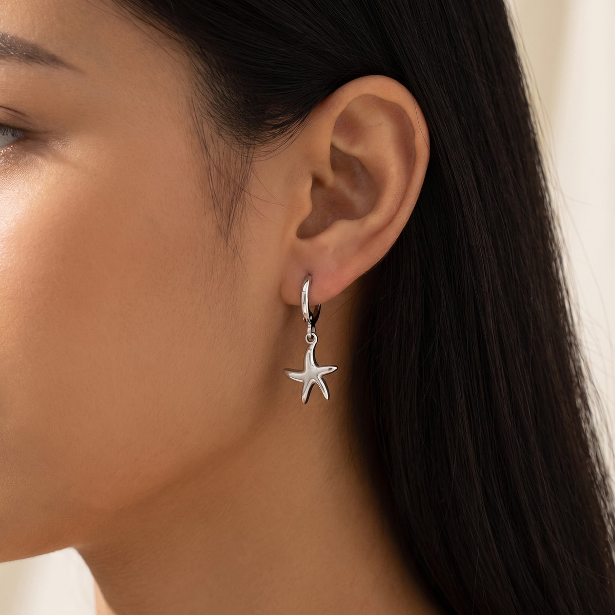Aretes Estrella de mar plateados puestos
