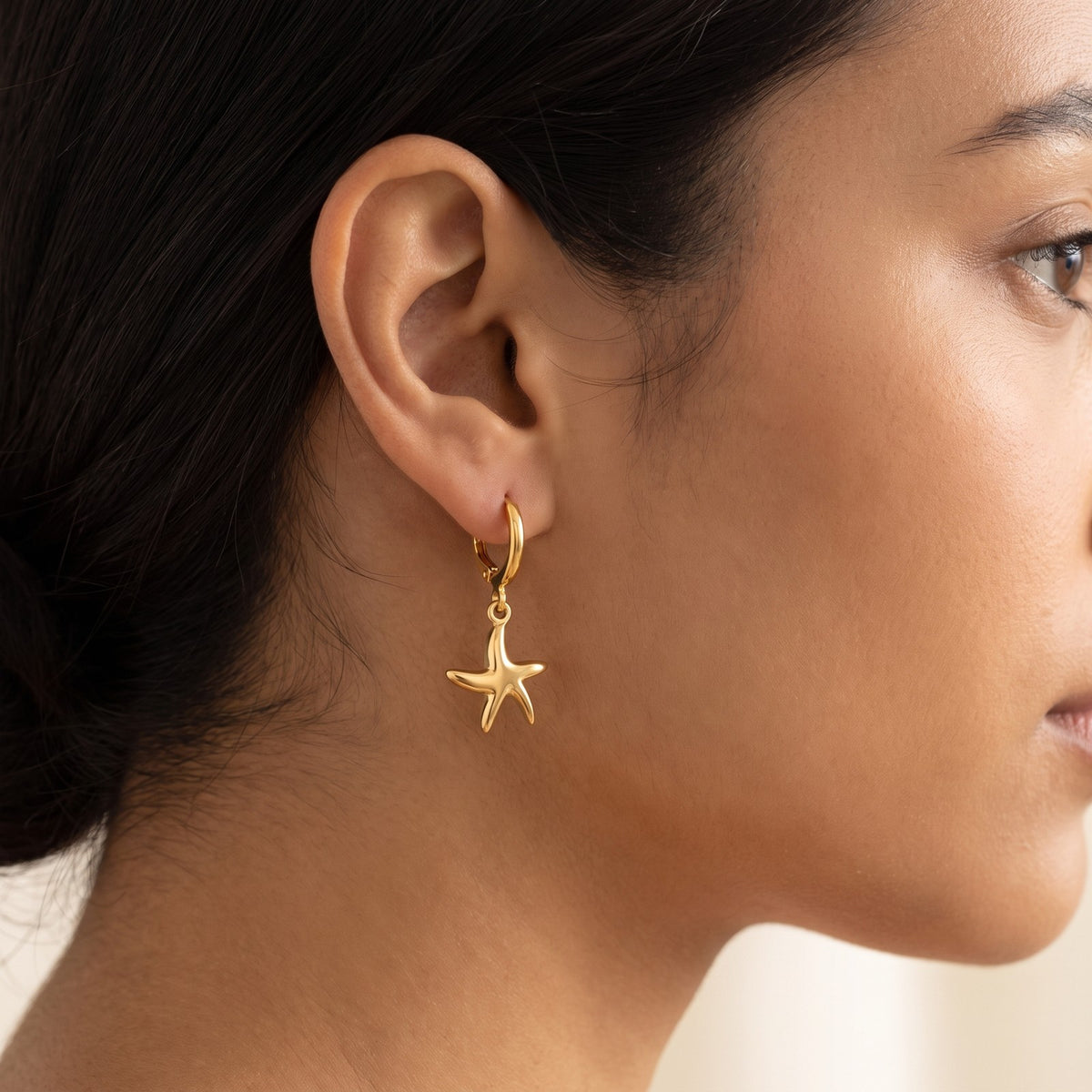 Aretes Estrella de mar dorados puestos