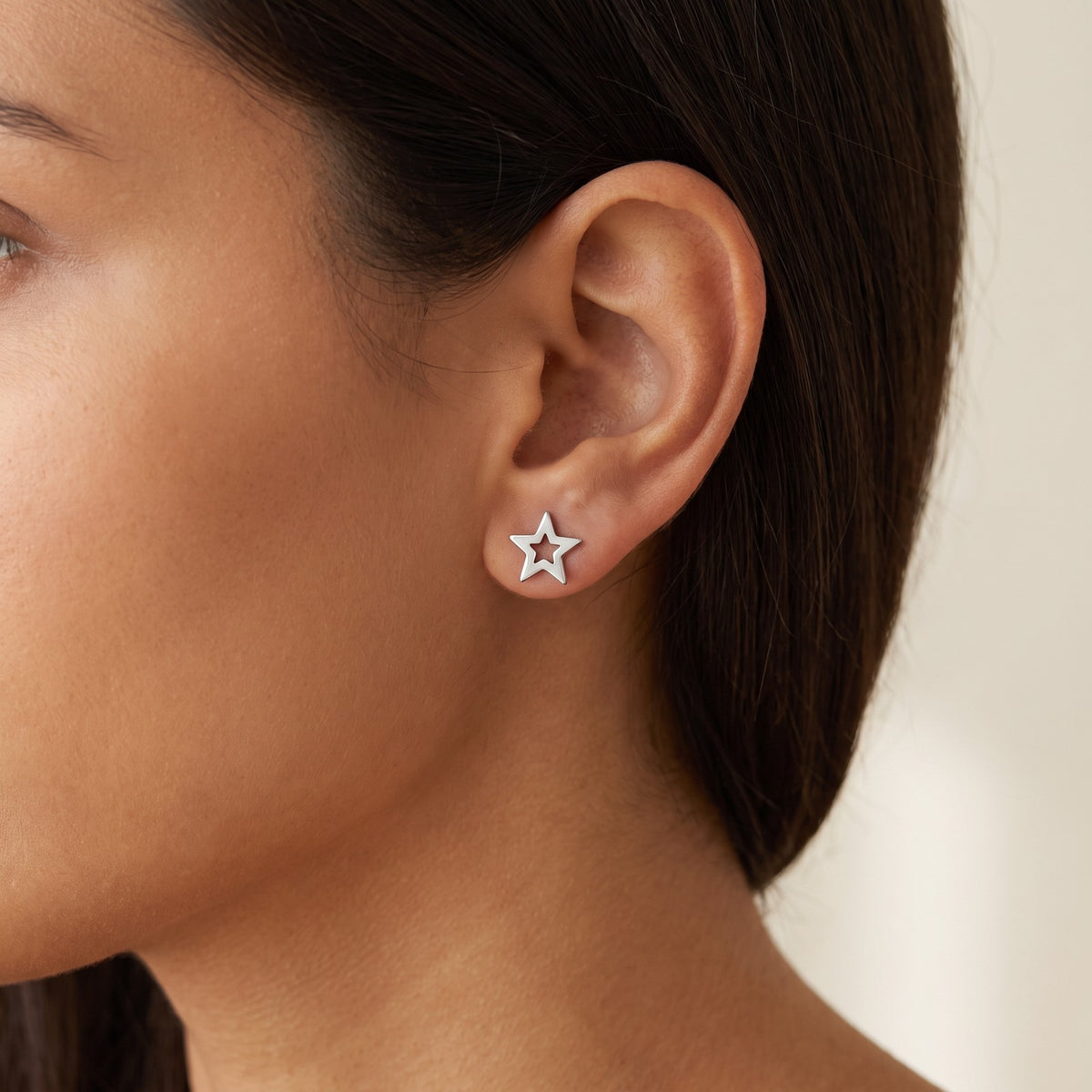 Aretes Estrella hueca plateados puestos