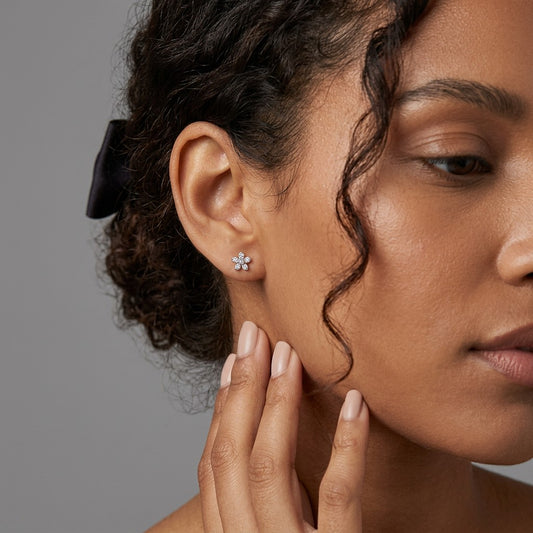 Aretes Flor Clásica con Zirconias