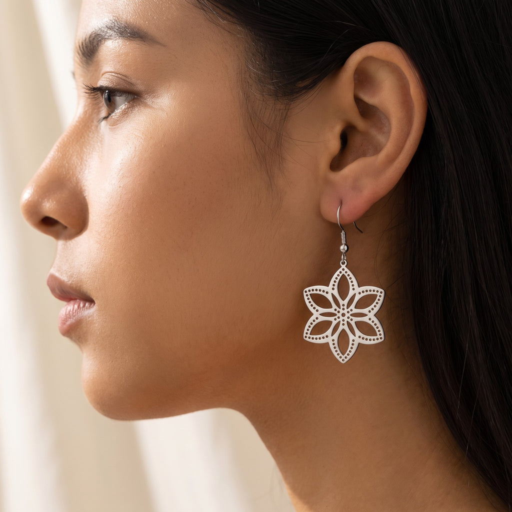 Aretes Flor de seis pétalos plateados puestos