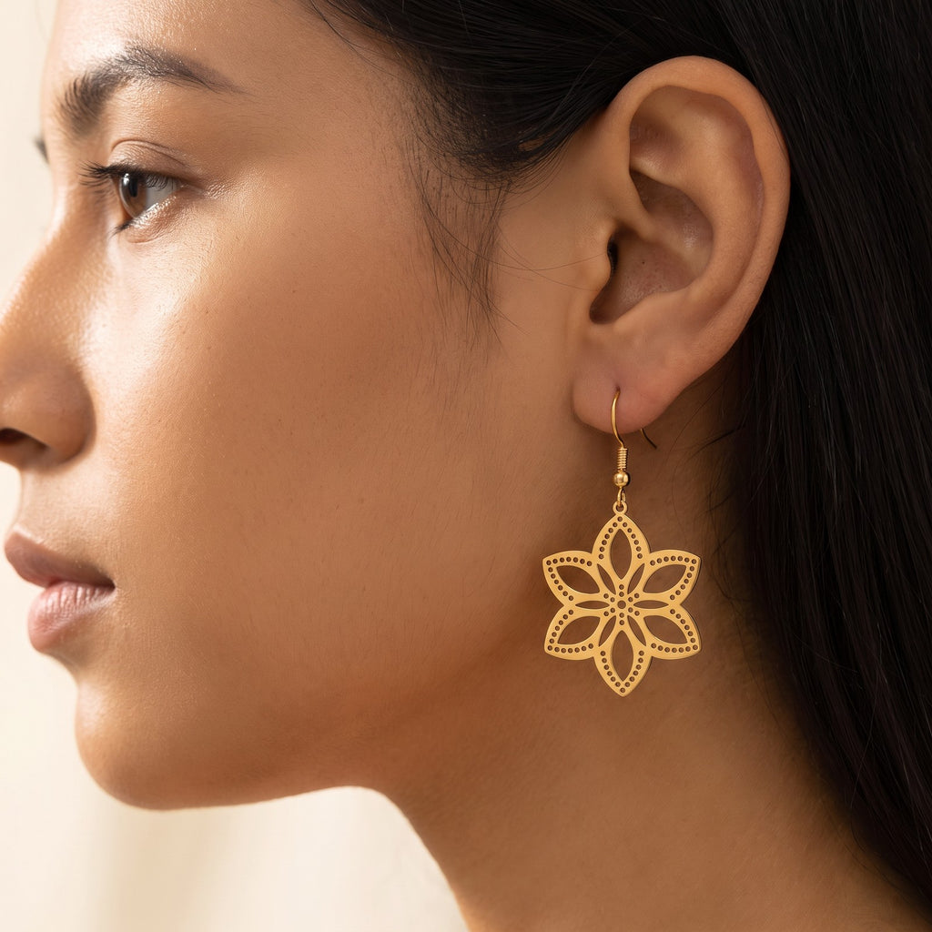 Aretes Flor de seis pétalos dorados puestos