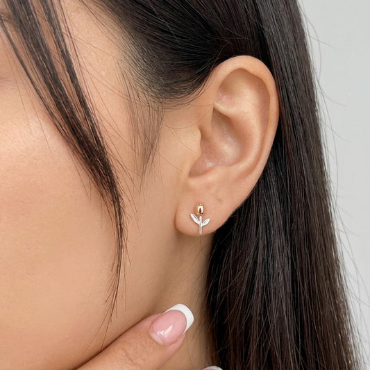 Aretes Flor Delicada con Cierre de Rosca