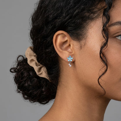 Aretes Flor Esmaltada Azul con Zirconias
