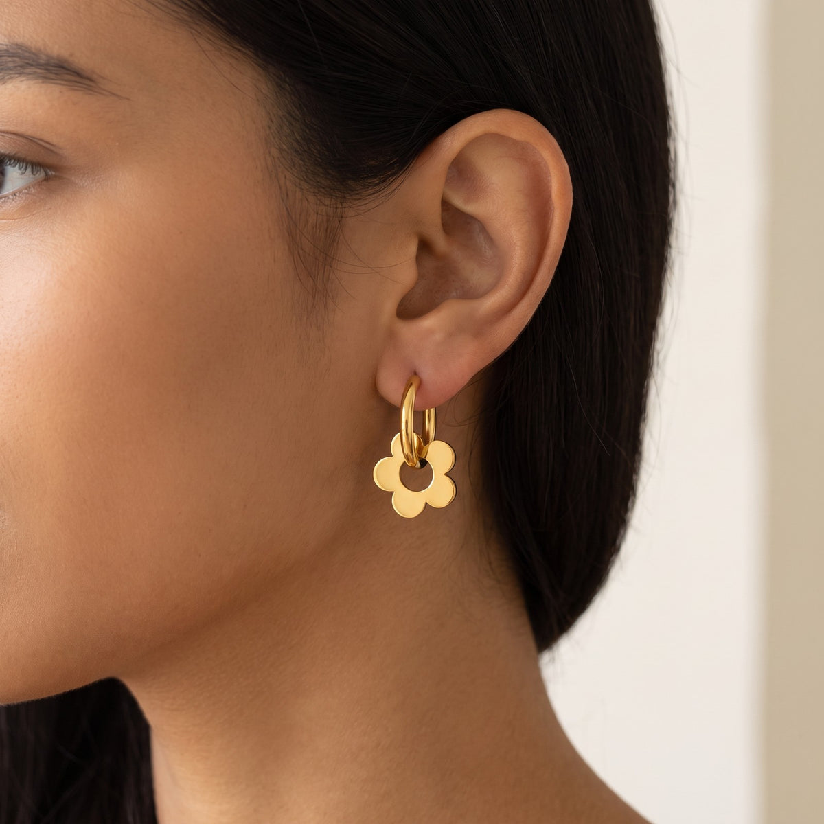 Aretes Flor dorados puestos