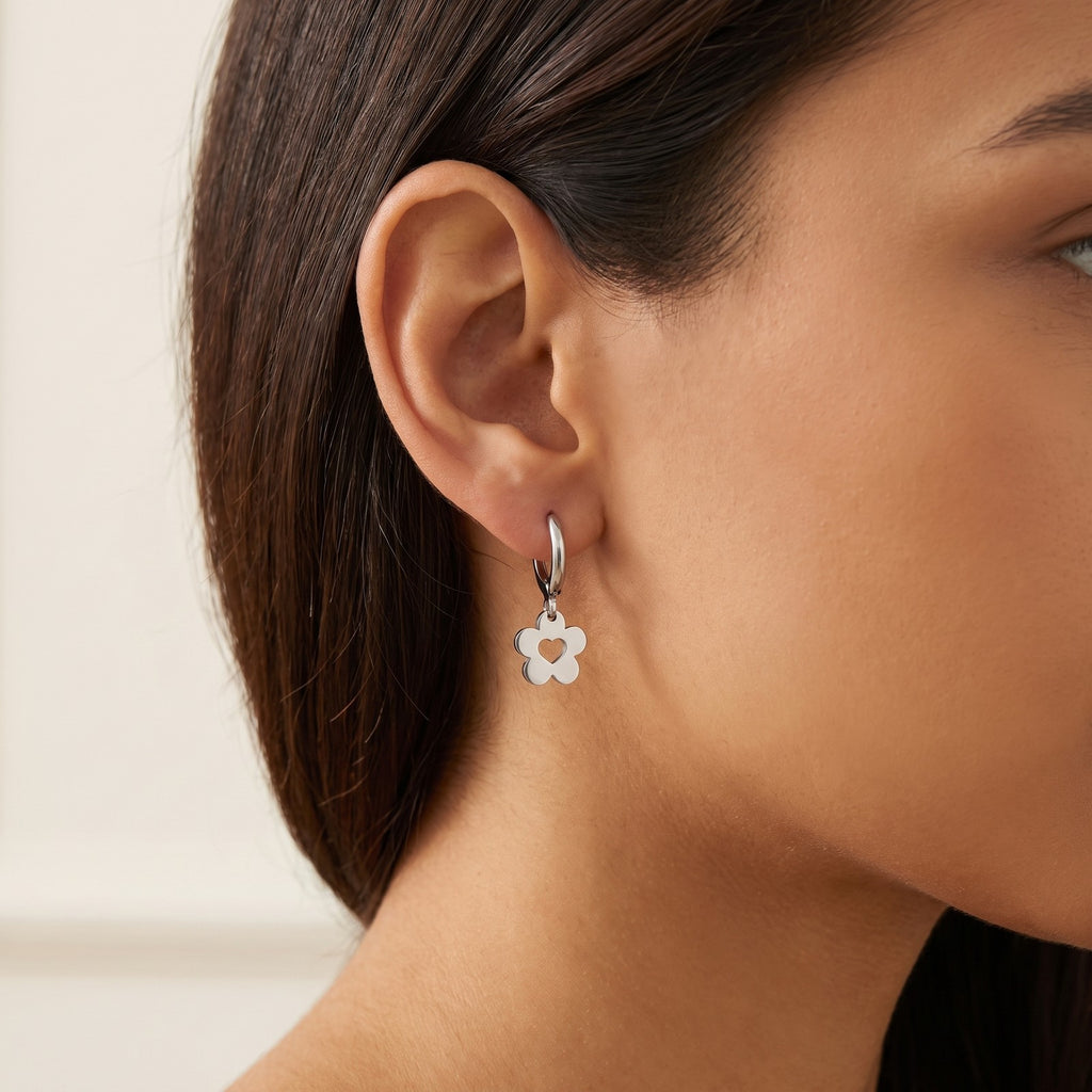 Aretes Florecita plateados puestos