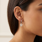 Aretes Florecita plateados puestos