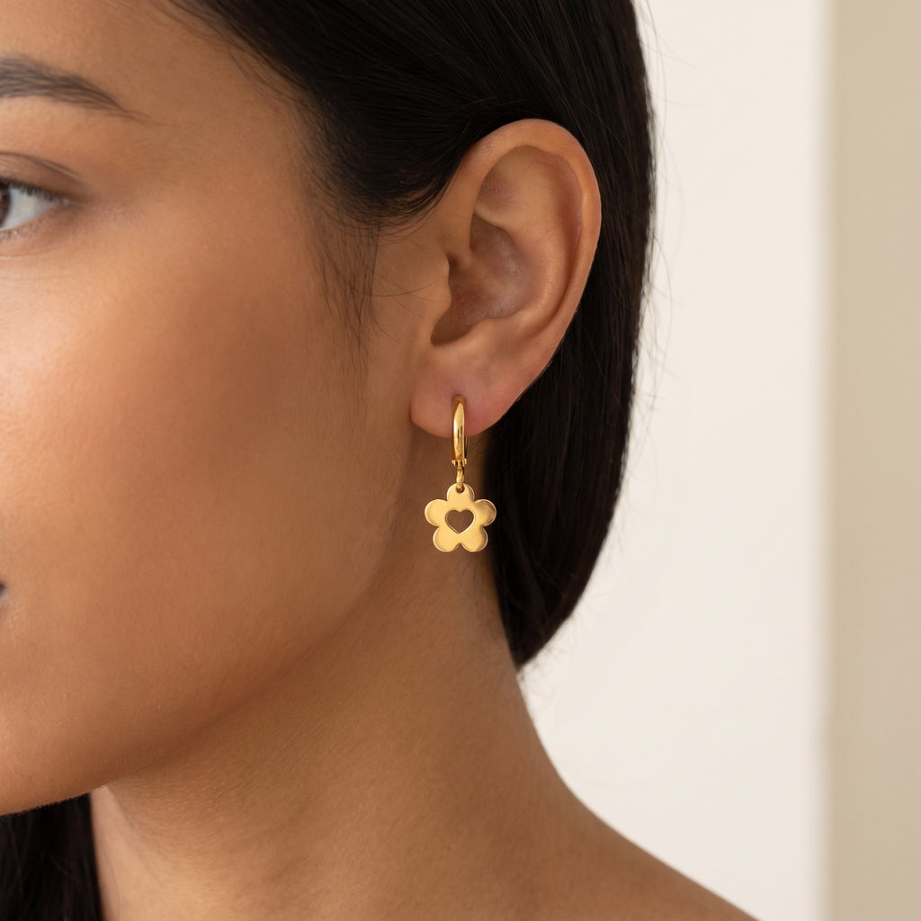 Aretes Florecita dorados puestos