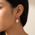 Aretes Fresita plateados puestos