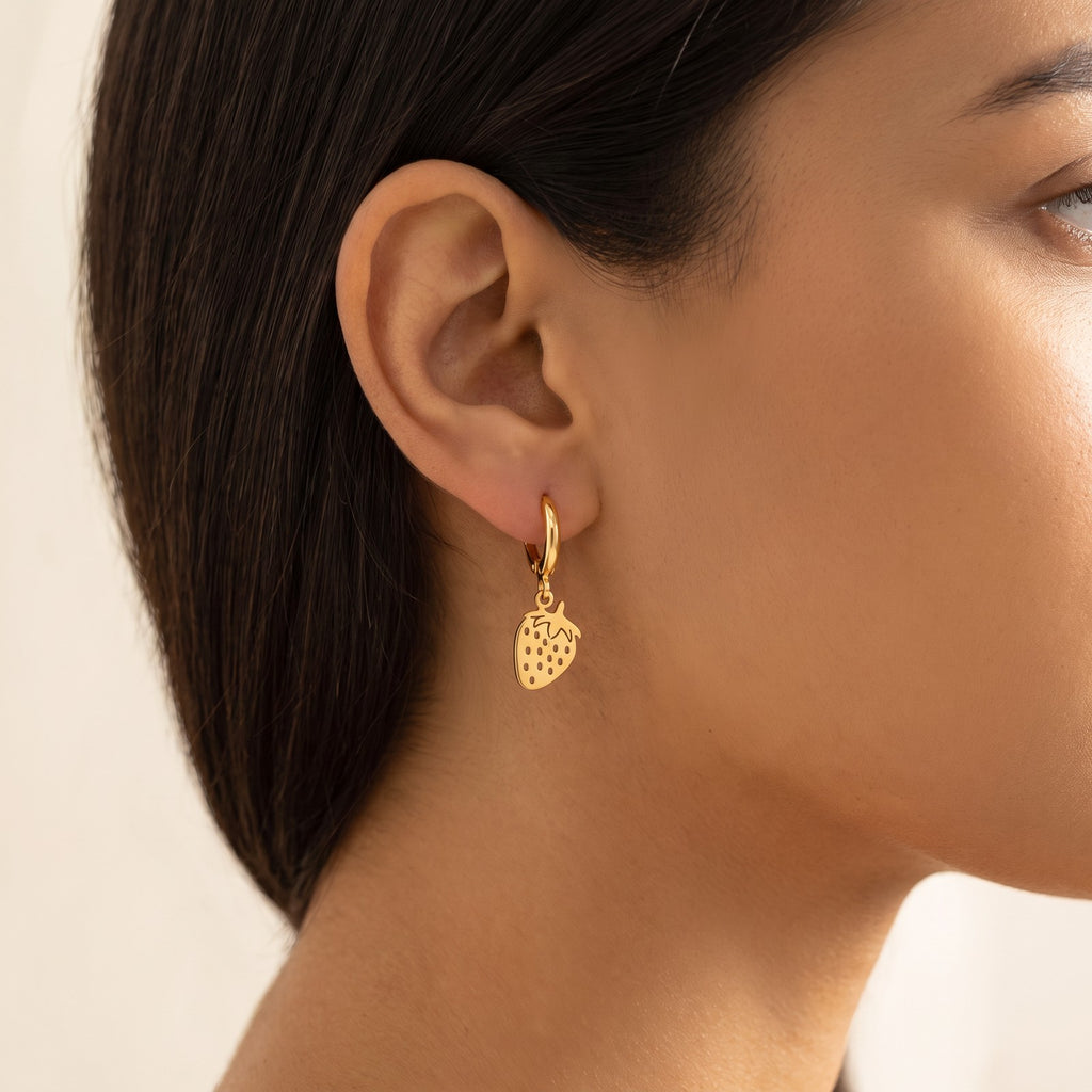 Aretes Fresita dorados puestos