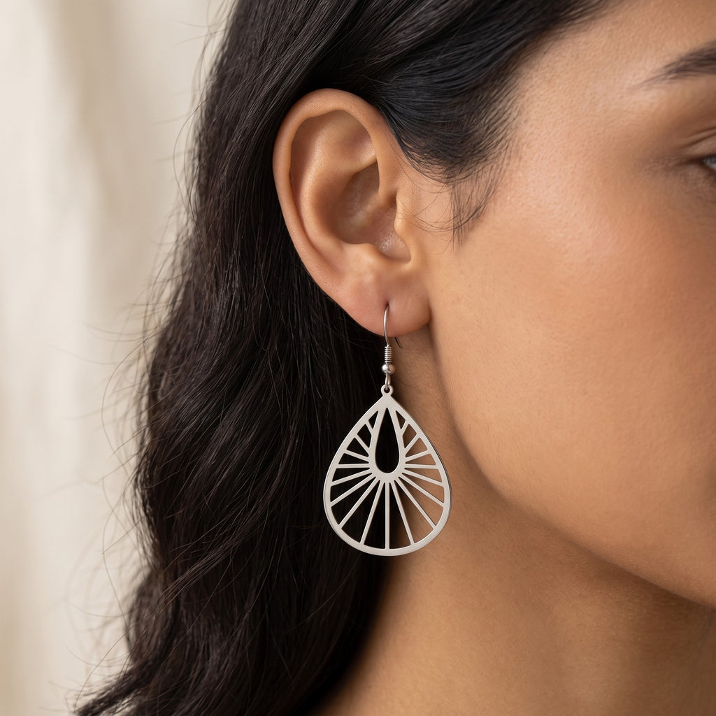 Aretes Gota de rayos plateados puestos