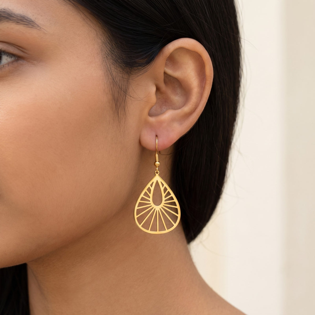 Aretes Gota de rayos dorados puestos