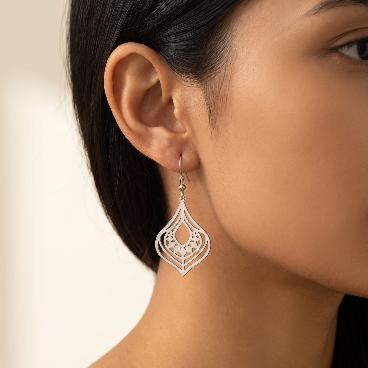 Aretes Gota en capas plateados puestos