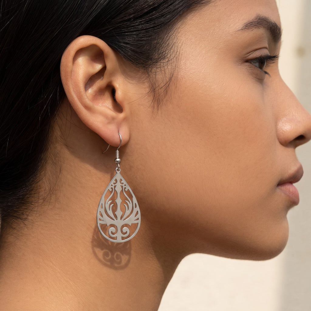 Aretes Gota ornamental plateados puestos