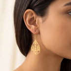 Aretes Gota ornamental dorados puestos