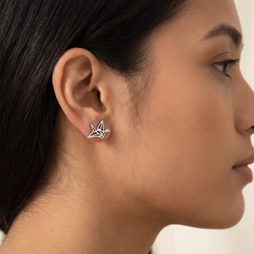 Aretes Grulla de origami plateados puestos