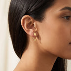 Aretes Hoja de alambre dorados puestos