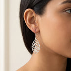 Aretes Hoja de filigrana plateados puestos