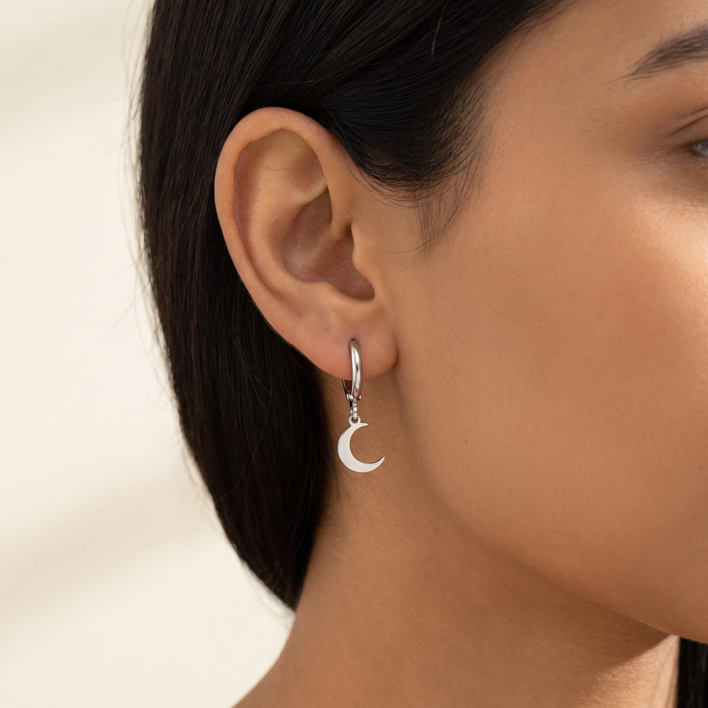 Aretes Luna plateados puestos