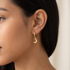 Aretes Luna dorados puestos