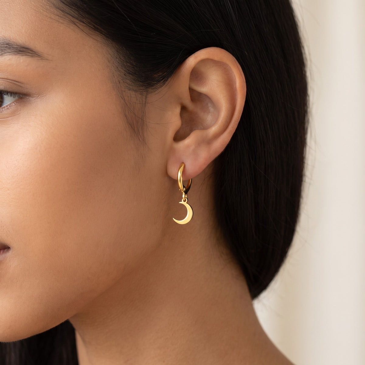 Aretes Luna dorados puestos